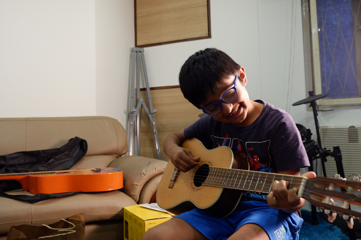 https://test.rainbowbridgeschool.com/wp-content/uploads/2024/12/guitar-classes-students.png