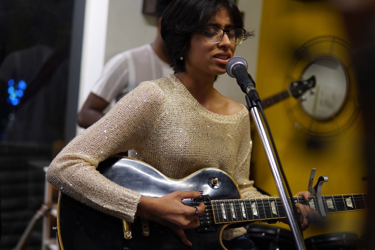 https://test.rainbowbridgeschool.com/wp-content/uploads/2025/01/1200800-guitar-classes-rainbow-bridge-music-school.jpg